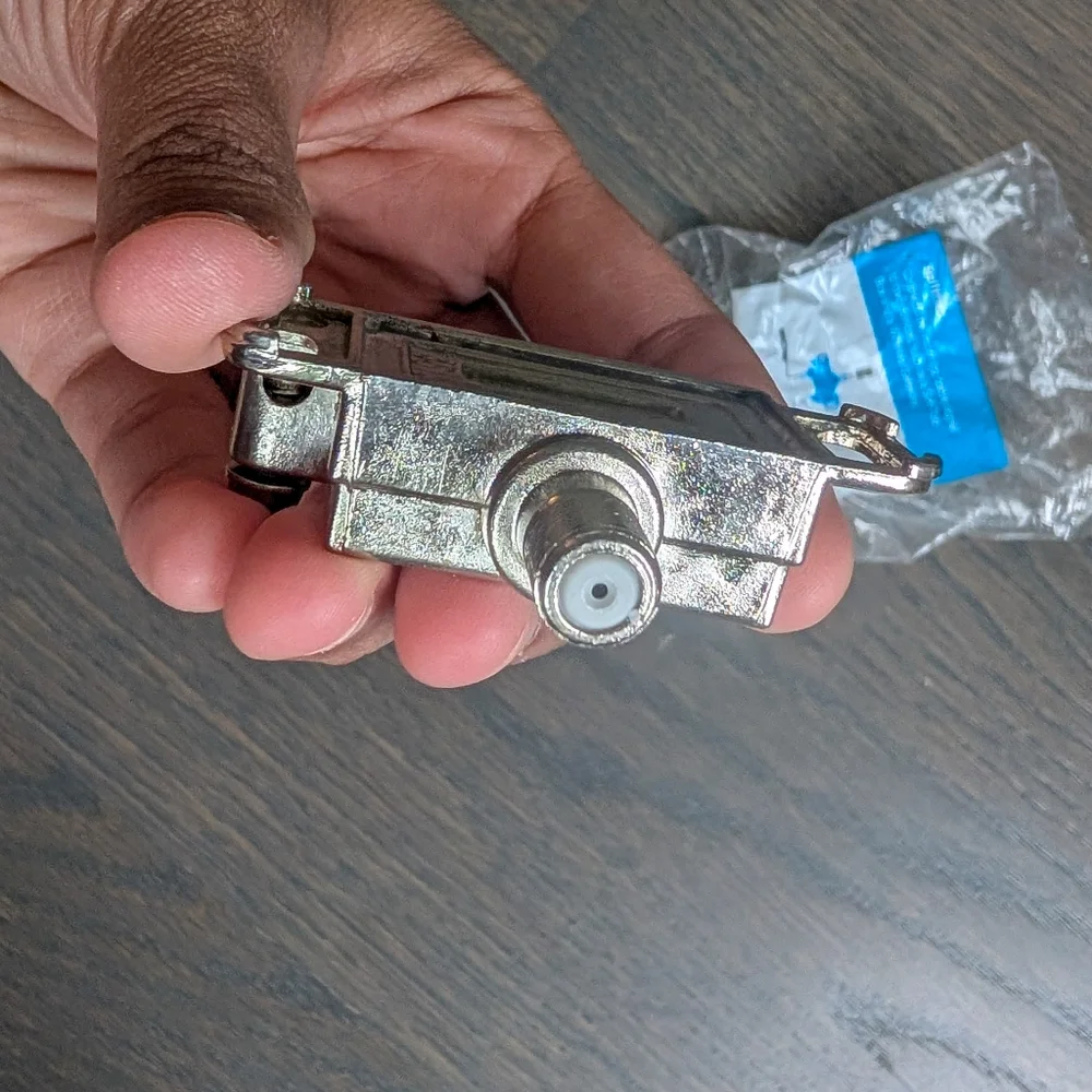 Extreme Broadband Cable Splitter – Dual Output for Seamless Signal Boost